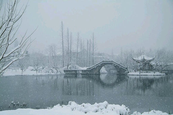 戴好帽子賞雪景西湖