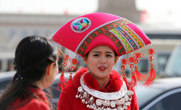 兩會(huì)上的少數(shù)民族頭飾帽子